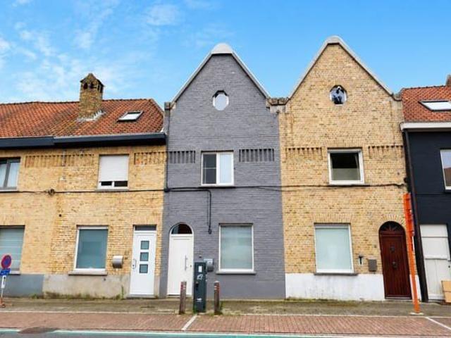 Instapklare, volledig gemeubelde gezinswoning met 3 slaap.