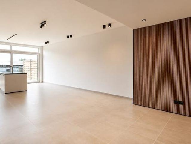 Instapklare, volledig gerenoveerde woning met 2 slaapkame.