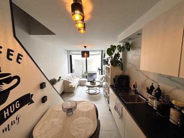 Instapklare, volledige gerenoveerde woning met stadskoer in het centrum van Ninove !