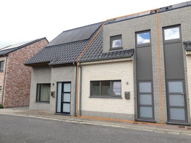 Instapklare woning met garage en tuintje in de woonkern van