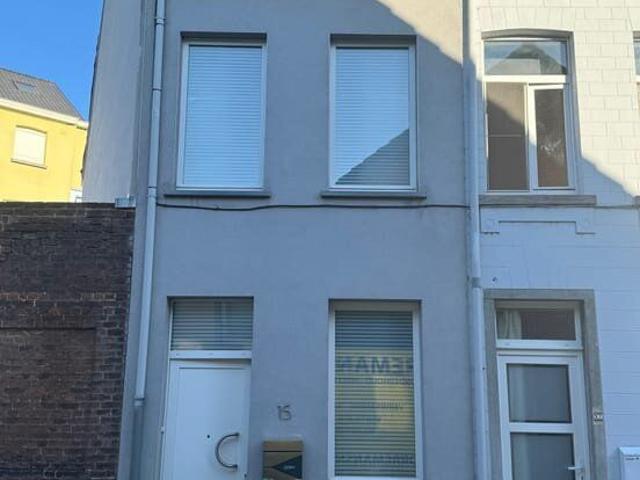 Instapklare woning met koer op wandelafstand van het centrum