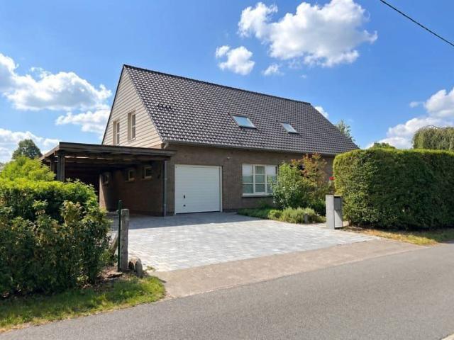 Instapklare woning met vier slaapkamers en zonnige tuin te h