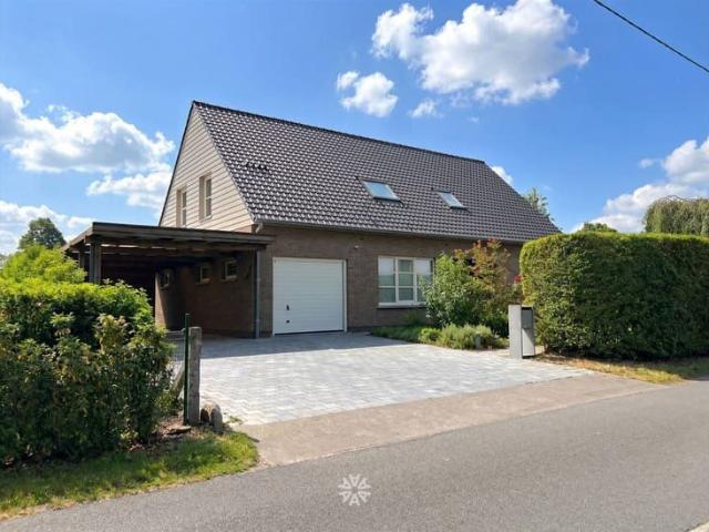 Instapklare woning met vier slaapkamers en zonnige tuin te h