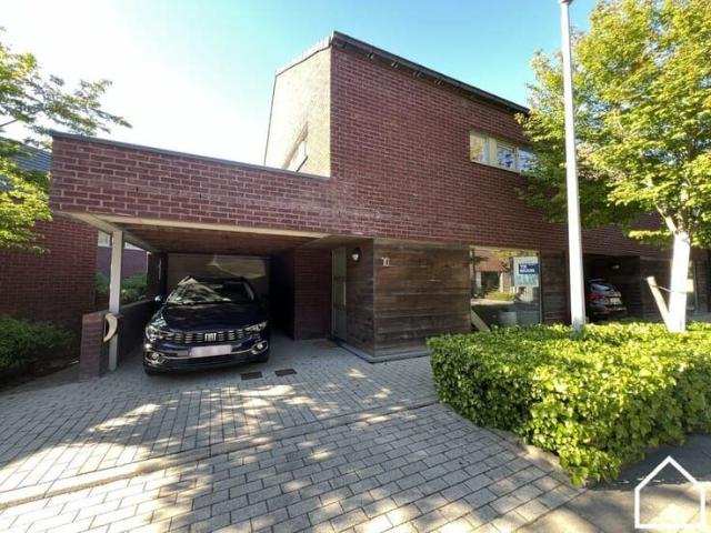 INSTAPKLARE WONING MET 3 SLAAPKAMERS, GARAGE, CARPORT EN TUI