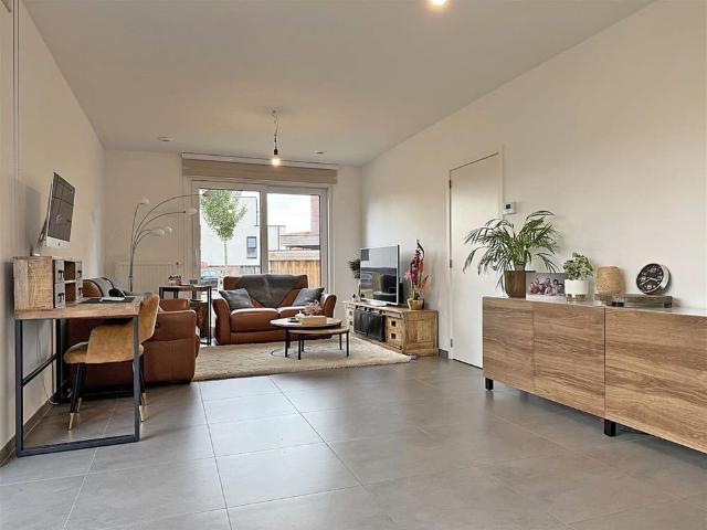 Instapklare WONING met 3 slaapkamers, tuin / terras & carport, gelegen in een rustige, kindvriendelijke buurt