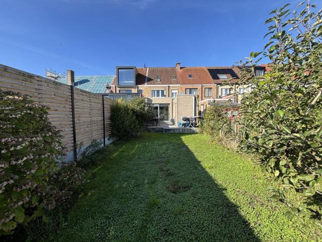 INSTAPKLARE WONING MET 4 SLAAPKAMERS EN TUIN TE SINT KRUIS!