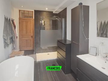 Instapklare woning met 4 slaapkamers, terras 33m² en gunstig EPC B in hartje Poperinge