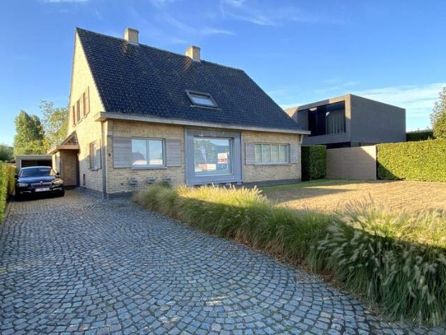 INSTAPKLARE ALLEENSTAANDE VILLA MET DUBBELE GARAGE EN TUIN