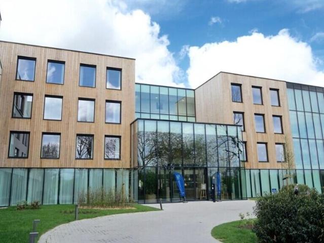 Instapklare Assistentiewoning met TERRAS te huur in Brugge