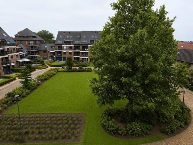 Instapklare, bemeubelde studio met terras, garage en berging