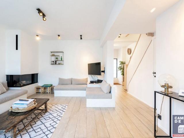 Instapklare, gemeubelde rijwoning met 5 slaapkamers en tuin – hartje Oud Knokke