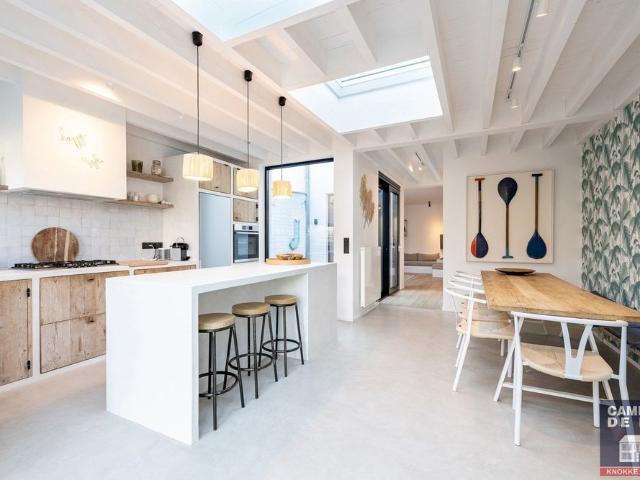 Instapklare, gemeubelde rijwoning met 5 slaapkamers en tuin – hartje Oud Knokke