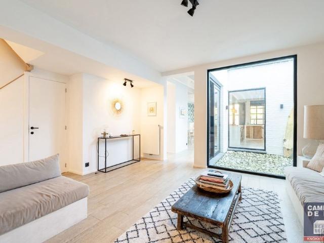 Instapklare, gemeubelde rijwoning met 5 slaapkamers en tuin – hartje Oud Knokke