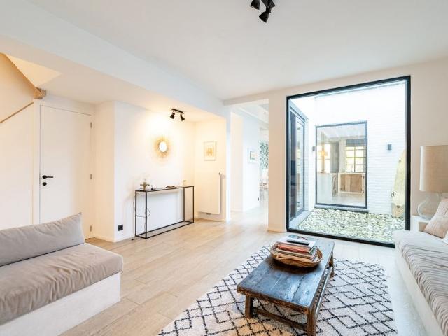 Instapklare, gemeubelde rijwoning met 5 slaapkamers en tuin – hartje Oud Knokke