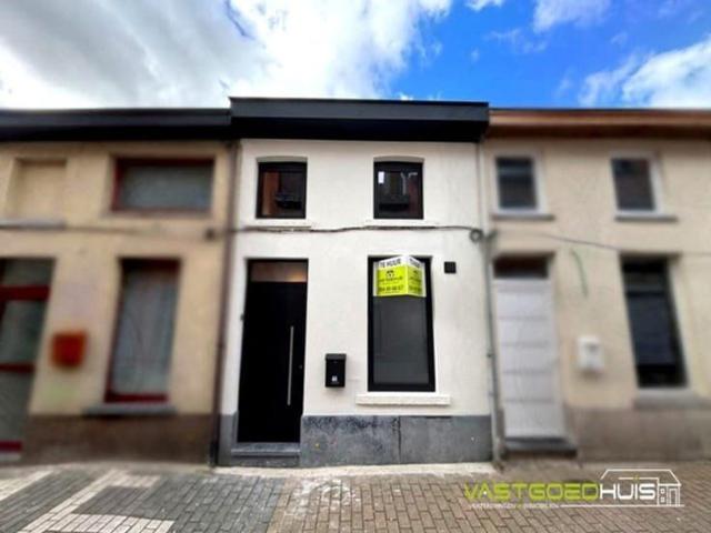 Instapklare gerenoveerde woning met stadskoer in Ninove !
