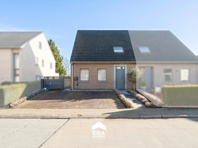 Instapklare halfopen woning op topligging