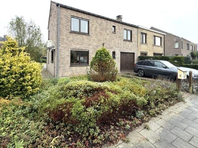 Instapklare halfopen woning met tuin nabij Sint Pietersst.