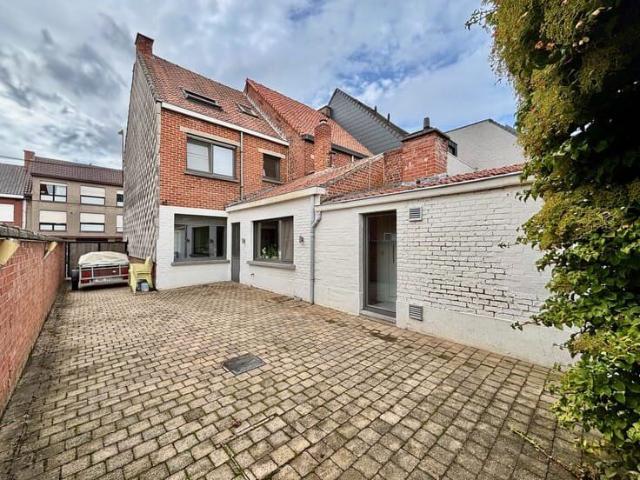 Instapklare halfopen bebouwing met veel ruimte, garage en.