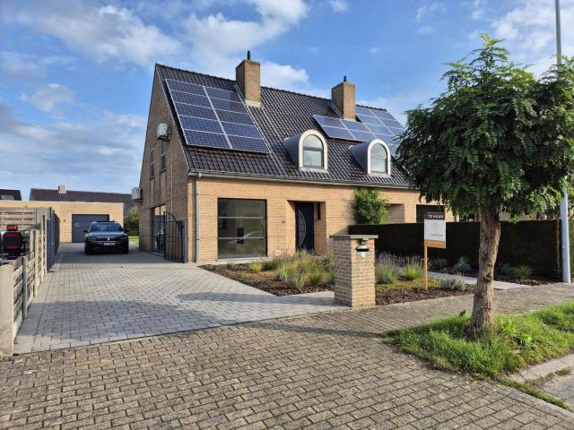 Instapklare halfopen bebouwing met veranda en garage