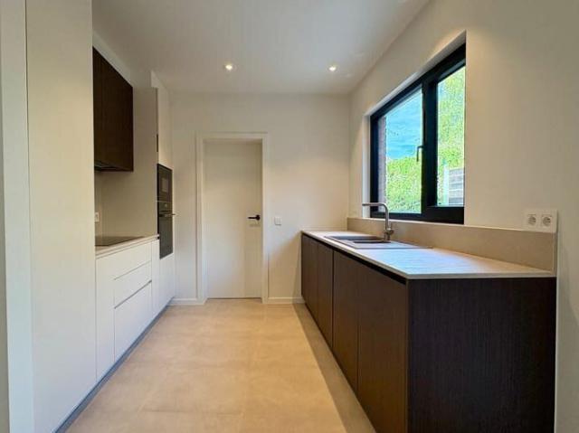 Instapklare nieuwbouwwoning met 3 slaapkamers, terras en st