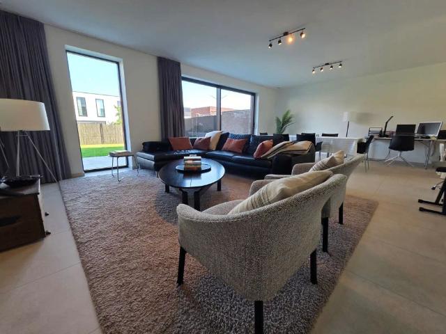 Instapklare recente woning met mooie tuin!