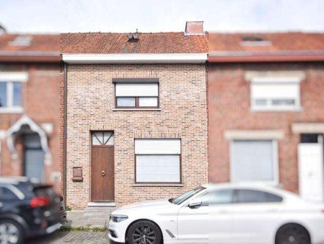 Instapklare rijwoning met ruime tuin en twee slaapkamers te