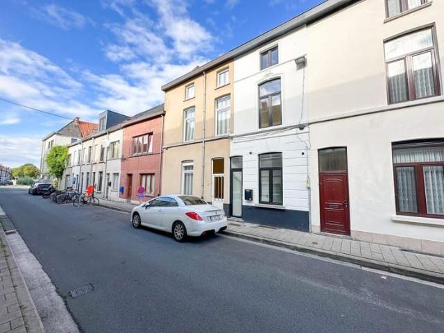Instapklare stadswoning met 3 slaapkamers en stadskoer in.