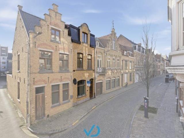 Instapklare stadswoning met 4 slaapkamers en zonnige koer.