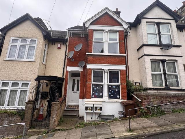 Institute Road, Chatham ME4, 1 bed flat to rent, £850 pcm | PrimeLocation