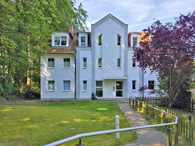 Insel Domizil in begehrter Glienberglage: Attraktive Erdgeschosswohnung mit großzügigem Eckbalkon