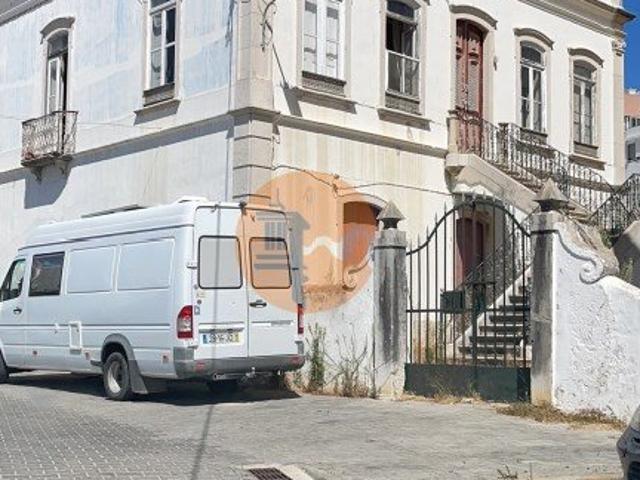 Inserida num terreno com 1,355,00 m2, esta moradia localiza. 260m² Quelfes