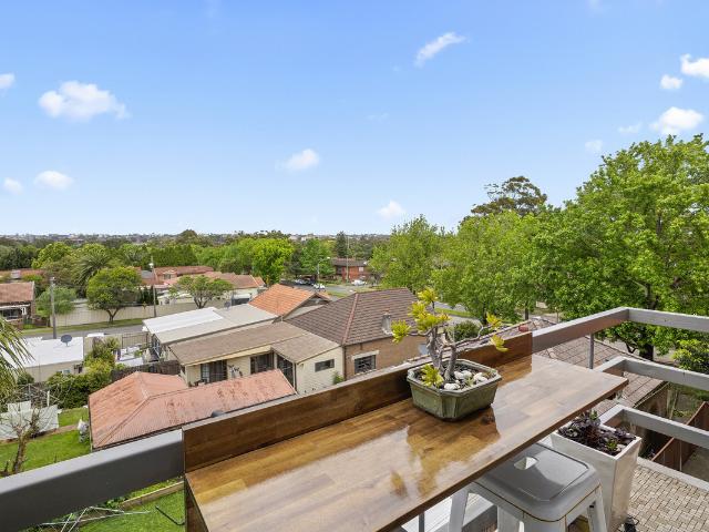 DEPOSIT TAKEN @ $625 pw 2 Bedroom Top Floor Apartment With Uninterrupted South West Views!