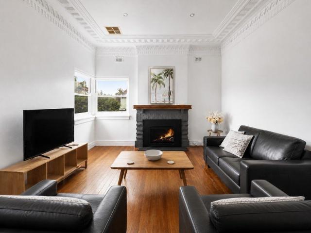 Inspect Now 0421 523 763 Fully Furnished 4 month lease