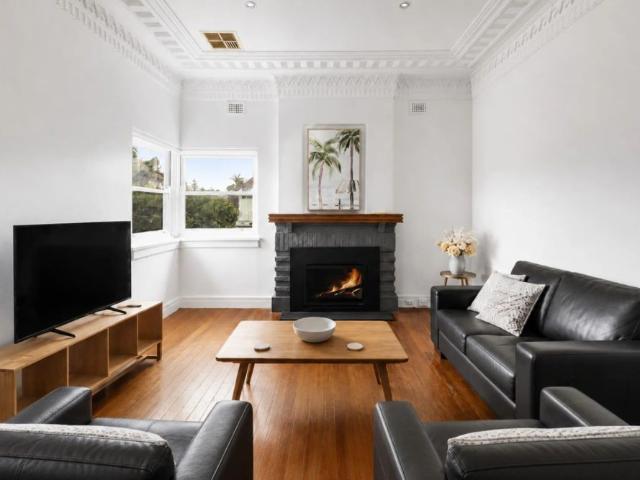 Inspect Now 0421 523 763 Fully Furnished 4 month lease