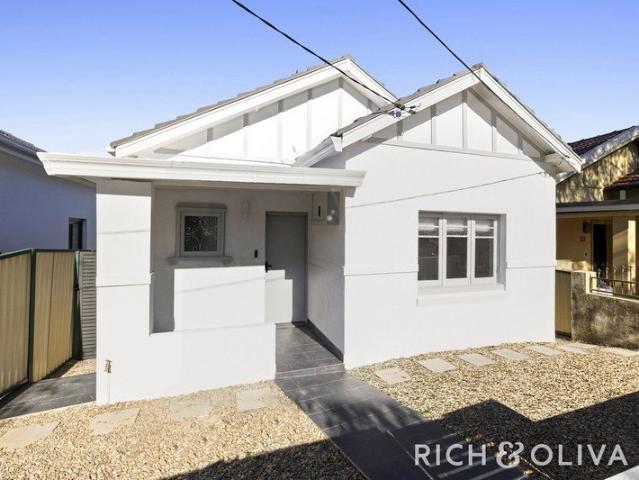 DEPOSIT TAKEN @ $1,100 pw Lavish Brand New Designer Home with Rear Lane Access!