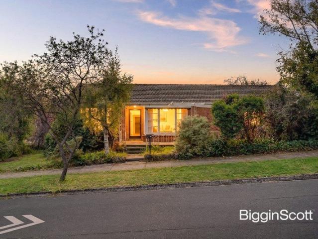 INSPIRED CLASSIC LIVING WITH MODERN POSSIBILITIES ON 734 SQM APPROX. !