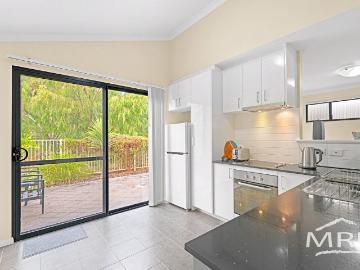 Apartment for sale in Albany - Equipped kitchen