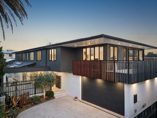 Inspiring architectural home in an exclusive private setting