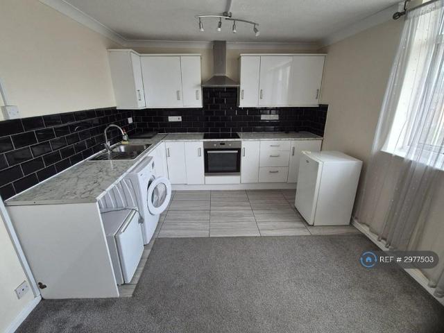 Intalbury Avenue, Aylesbury, HP19 3 bed flat to rent £1,325 pcm £306 pw