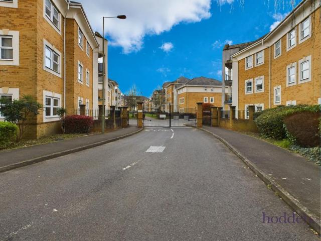 International Way, Sunbury On Thames. 2 bed apartment to rent £1,550 pcm £358 pw