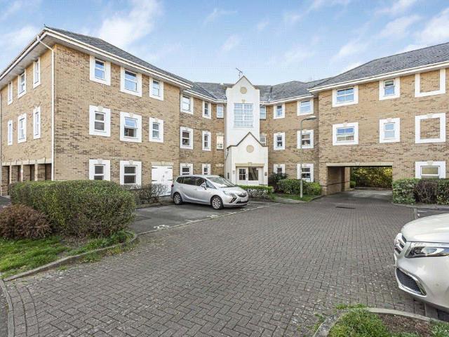 International Way, Sunbury on Thames. 2 bed apartment to rent £1,600 pcm £369 pw