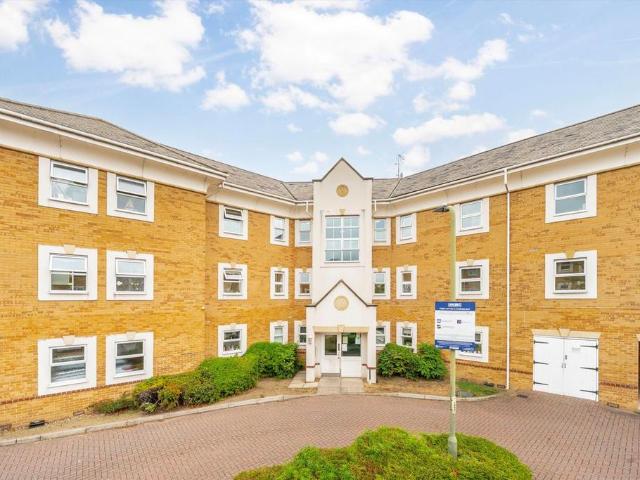 International Way, Sunbury On Thames. 2 bed flat to rent £1,600 pcm £369 pw