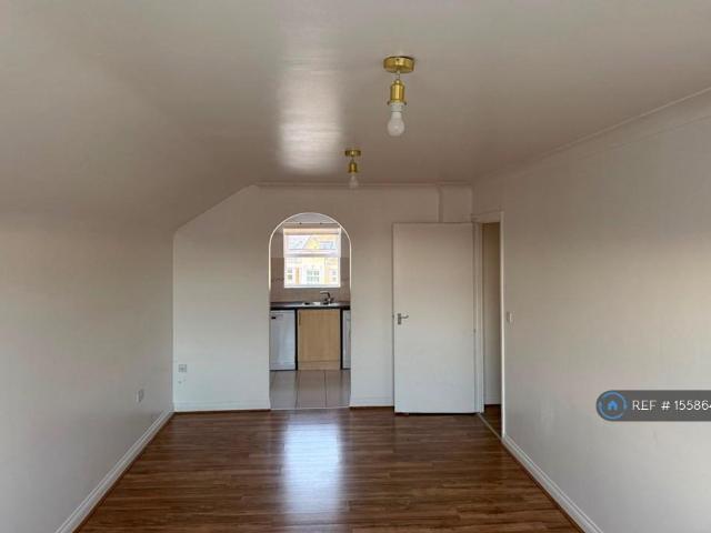 International Way, Sunbury On Thames. 2 bed flat to rent £1,600 pcm £369 pw