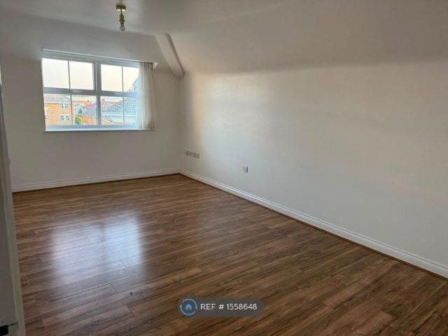 International Way, Sunbury On Thames TW16, 2 bed flat to rent, £1,600 pcm | PrimeLocation
