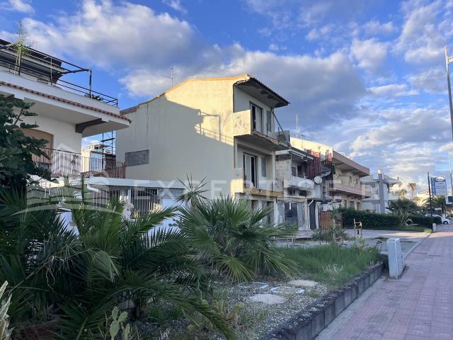 Intero stabile residenziale in vendita a Santa Teresa di Riva