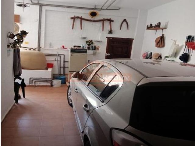 INTERESANTE CASA EN VENTA EN NAVA DE ABAJO CON GARAJE Y NAVE INDUSTRIAL