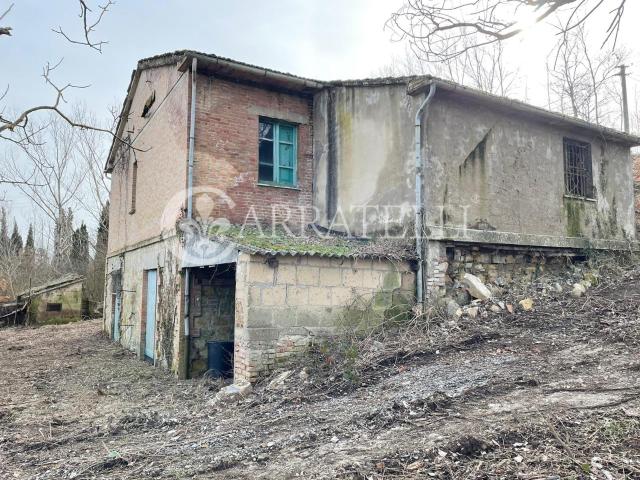 Interessante casale di complessivi 250 mq da ristrutturare.. 250m² Chiusi Scalo
