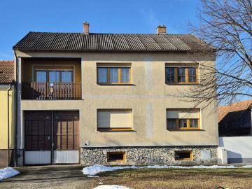 Ein Zweifamilienhaus mit Innenhof und großer Halle!