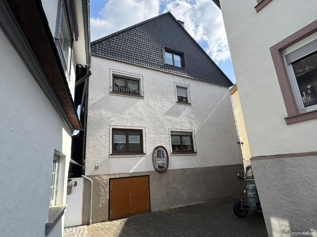 Interessantes, großzügiges Ein bis Zweifamilienhaus mit Rheinblick und großem Weinkeller