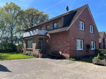 Interessantes Wohnhaus mit 2 Wohnungen, Nebengebäude und Grünland